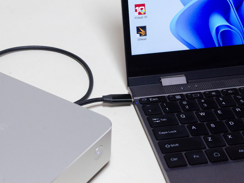 いつものキーボード付きモバイルモニターへ接続。USB4およびUSB3.2 Gen 2 Type-C(映像出力対応)があるので、Type-Cケーブル1本で接続可能