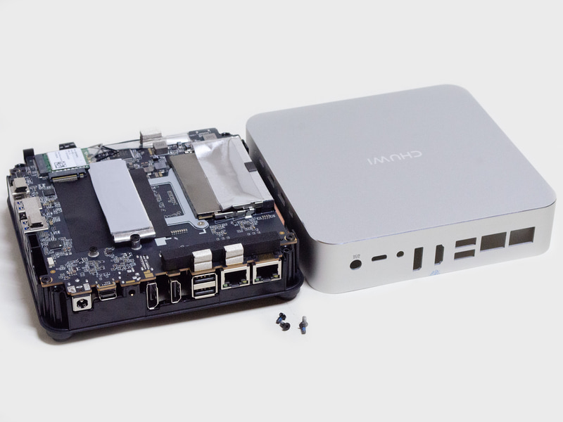 裏のゴム足の部分にネジ穴があるので、そこからネジを外し、筐体を引っ張れば簡単に2つに別れる