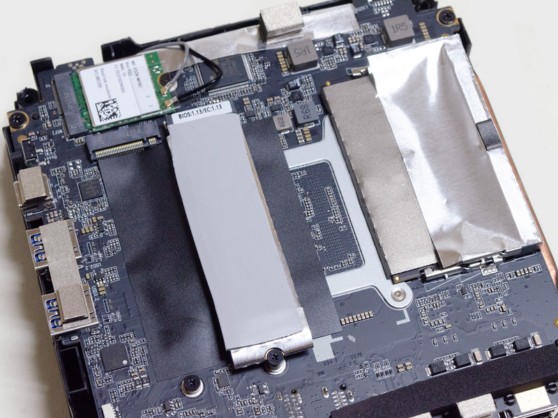 左側にM.2 2280 2基(1つは1TB SSD装着済み)、右側にDDR5 SO-DIMMスロット2基(1基は16GB装着済み)