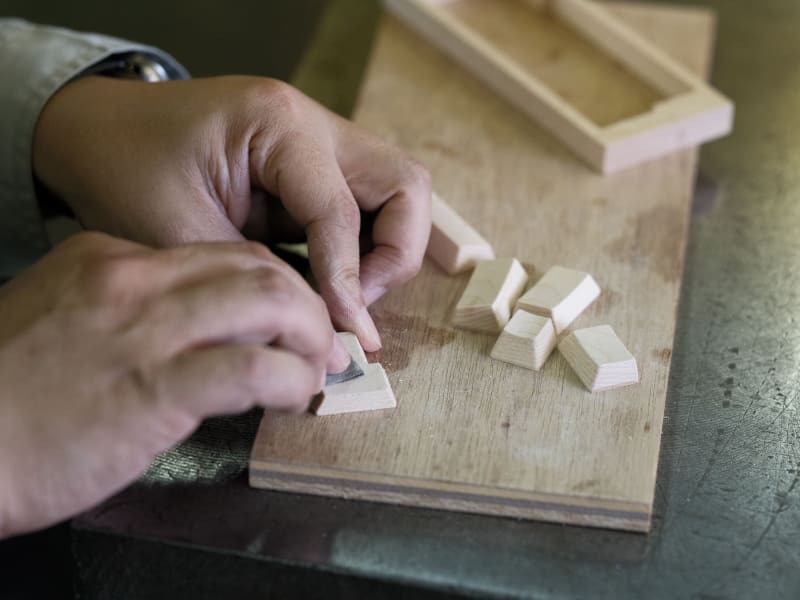 1つずつ職人の手作業で製造している