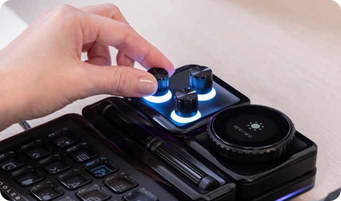 3xKnobモジュール(発光している3つのノブ部分)