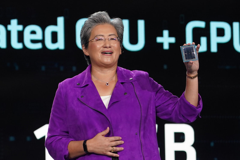 3年前のCESで講演するリサ・スー氏、手に持っているのはInstinct MI300