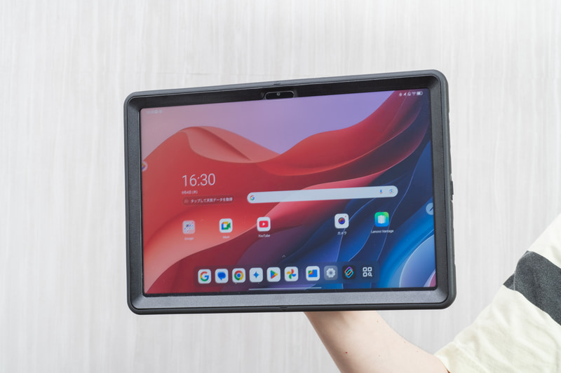 Idea Tab Proにパートナー企業との協力で開発した専用ケースを装着した状態