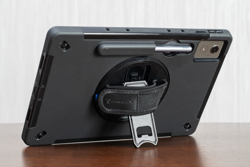 粉じんの侵入を防ぎ、落下によるダメージを軽減する耐久性能だけでなく、立てて使えるスタンドを内蔵するなど機能性も兼ね備える