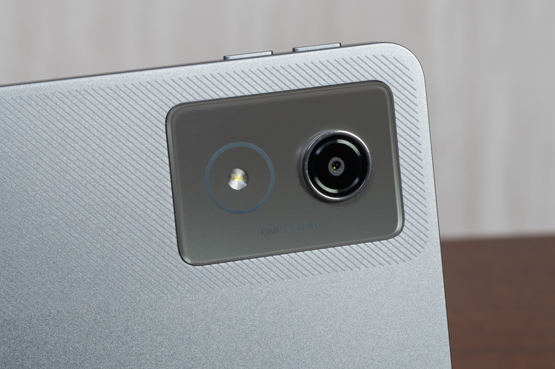 アウトカメラは1,300万画素、インカメラは800万画素で、画質にも不足なし