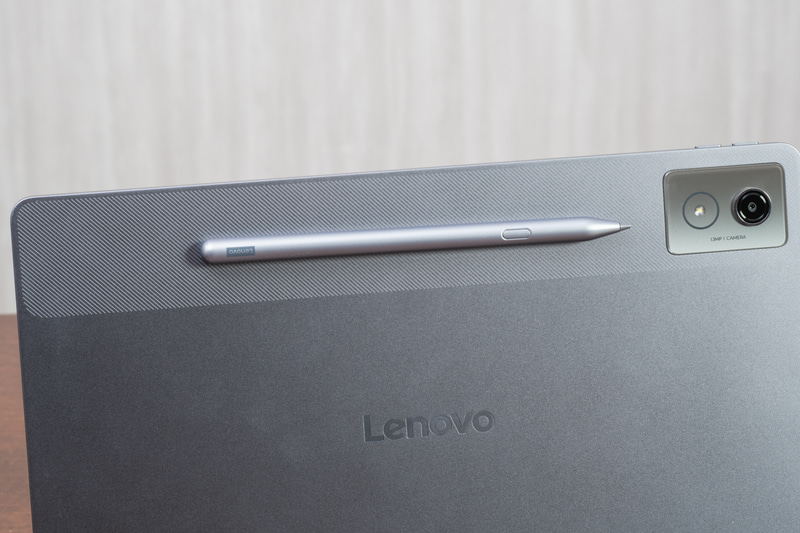 Tab Pen PlusはマグネットでIdea Tab Proの背面にくっつくので持ち運びもしやすい