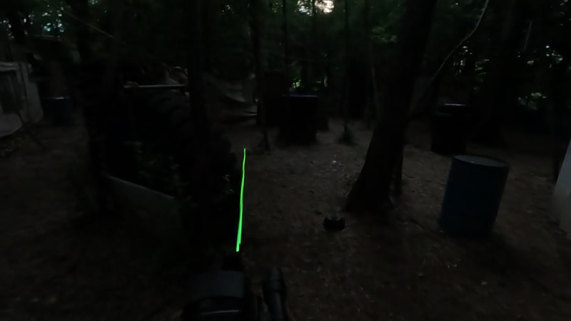 これは夜間にサバゲーをする「夜戦」でトレーサーを使ったときの写真。夜戦は安全のためセミオート限定でしたが、フルオートで撃ったときの光跡はもっと綺麗です