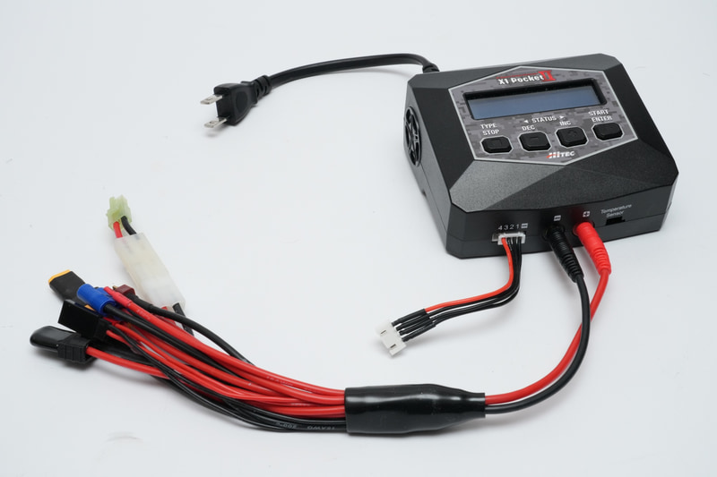 ハイテック「X1 Pocket II」(実売価格5,600円)。この写真では別売りのケーブルを接続しています