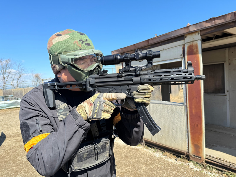 プリコッキングに対応している電動ガンであれば、同じタイミングでトリガーを引くとBB弾が先に発射されることになります。その差がわずかでも、確実に勝敗を左右するわけです