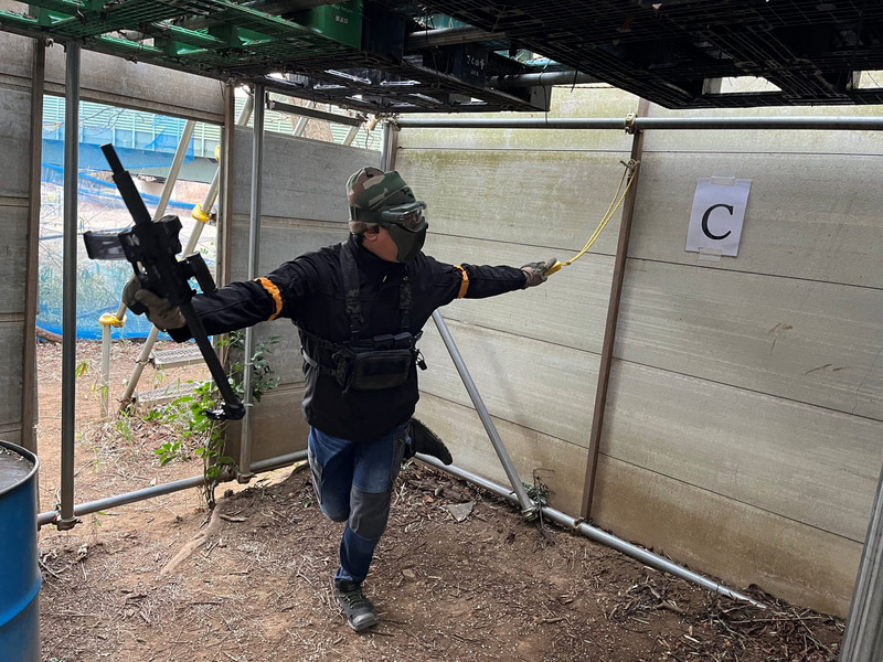 フラッグを取りながら喜びの踊りを舞う筆者。年齢、性別問わず同じ条件で競えるサバゲーは本当にたのしーです