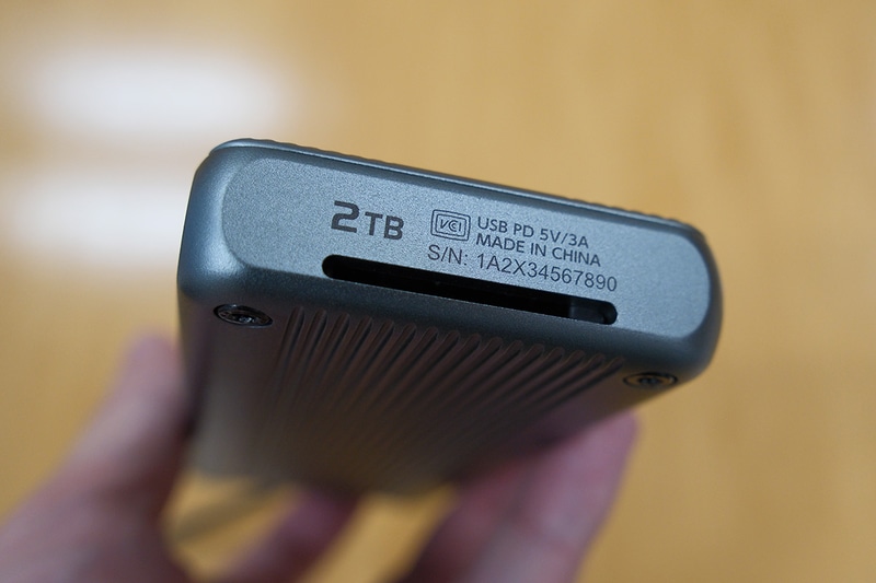 反対側の側面にも通気口。中に冷却用のファンが内蔵されている