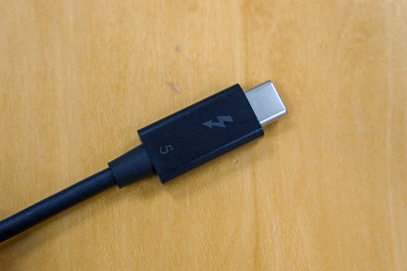 コネクタにはThunderbolt 5の刻印