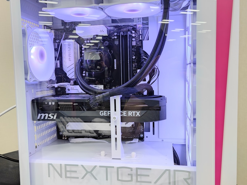 ビデオカードステーの導入で大型ビデオカードを支えられる