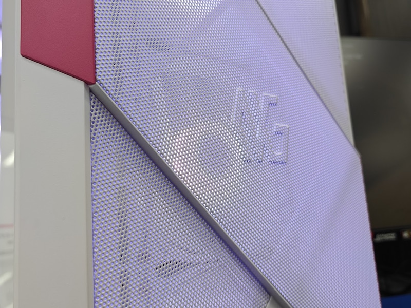 メッシュ部に入れられているNXGロゴ