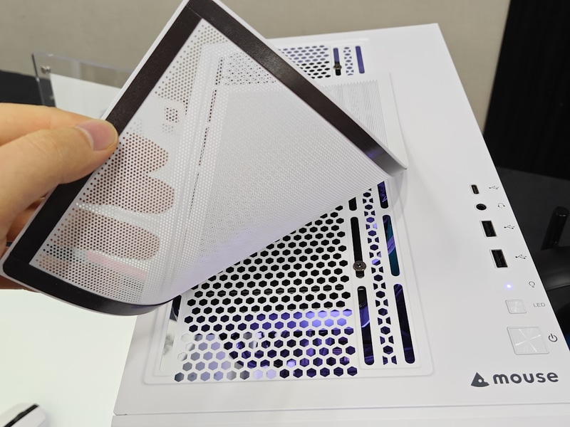 上面のフィルタはマグネットで着脱し、メンテナンスが容易になっている