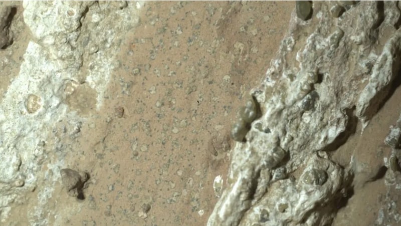 火星の岩石「チェヤヴァ滝」にヒョウ柄の斑点が発見された。この斑点の反応面は地球上にあるビビアナイトとグレイジャイトの特徴を持っており、数十億年前に微生物の科学反応によって生まれた痕跡の可能性がある(Credit: NASA/JPL-Caltech/MSSS)