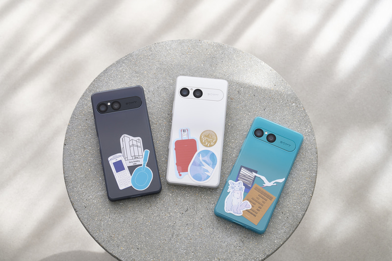 本体との間にステッカーなどを挟んでカスタマイズできる純正クリアケース