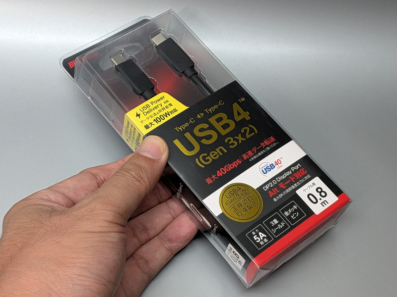 「USB4(Gen 3x2)」と表記されたパッケージの例。速度(40Gbps)は下段に分けて書かれていたりと、認証ロゴつきの製品とは思えない自由度の高さだ。ちなみにこの製品はケーブル本体のコネクタにもロゴ印字がない