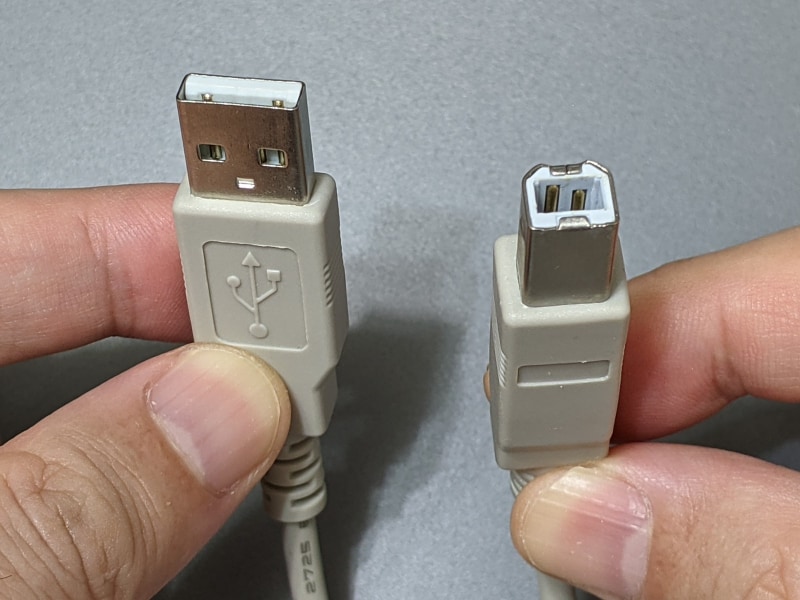 USB Standard-Aコネクタ(左)はいまなお健在。USB Standard-Bコネクタ(右)はPC周辺機器で生き残っていたが、USB Type-Cに置き換えられつつある