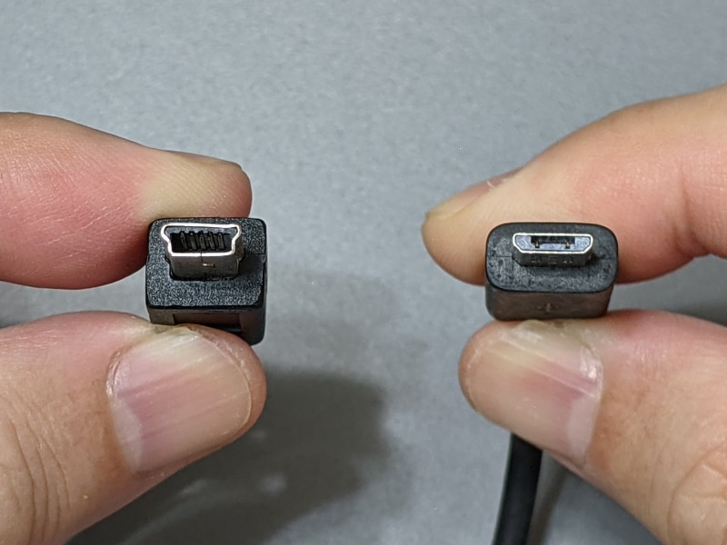 かつてはよく見かけた、USB mini-Bコネクタ(左)とUSB micro-Bコネクタ(右)。前者は2006年にすでに廃止という扱いになっている