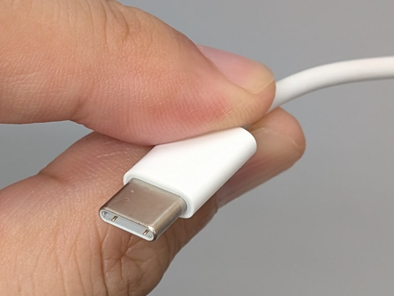 ご存じUSB Type-Cコネクタ。表裏のないリバーシブルな設計が特徴。近年はiPhoneがポートをLightningからUSB Type-Cへと置き換えて話題になった