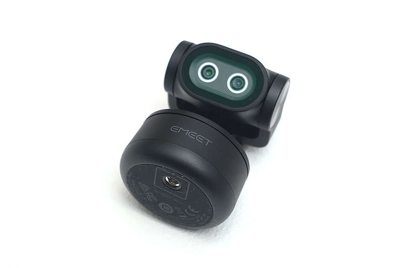 底面に1/4インチネジ穴が用意されている