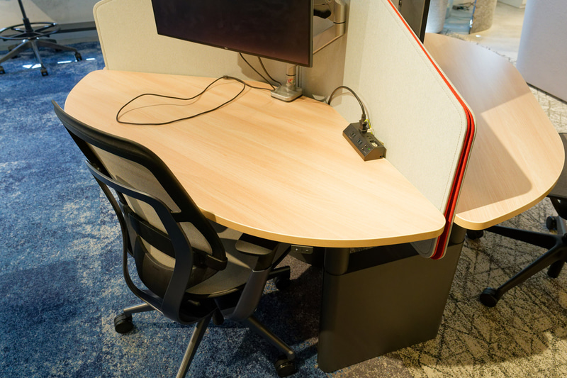 スタンディングにも対応するおにぎり型デスク