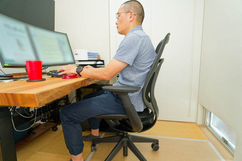 画面にまっすぐ向かって仕事するときもあれば……