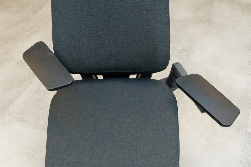 さまざまな箇所を自在に動かせる柔軟な調節機構を持つ