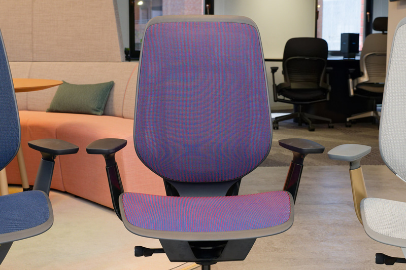 オブシディアン・ラックス・レッドブルー(21万4,980円)は、見る角度によってメッシュ部の色合いや表情が変化する