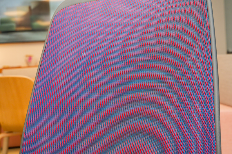 オブシディアン・ラックス・レッドブルー(21万4,980円)は、見る角度によってメッシュ部の色合いや表情が変化する