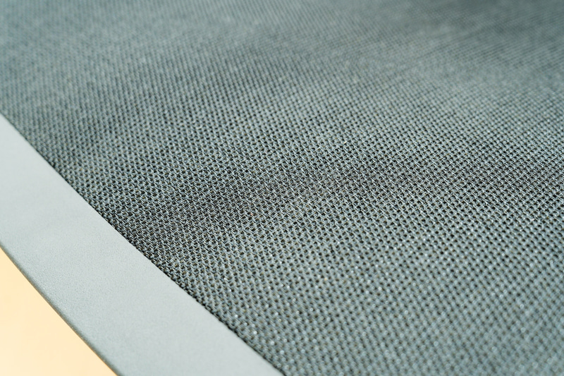 独自のメッシュ素材「Intermix」を採用