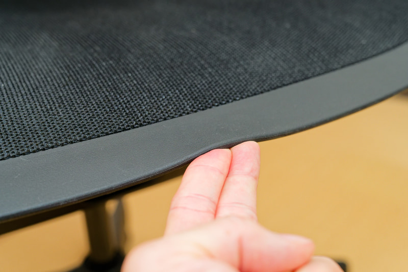 メッシュ地を保持するフレームは柔軟性が高く、全体的に軽量な作り