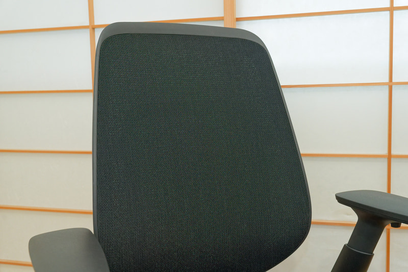 優しく、でもしっかりと受け止めてくれる背もたれ