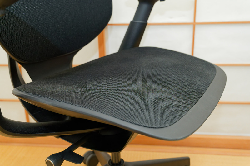 座面はクッションとの組み合わせで体重を支える