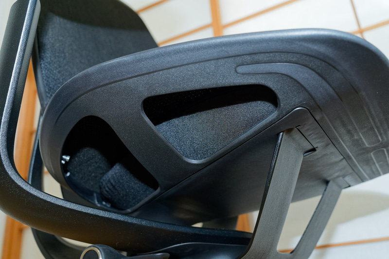 座面はクッションとの組み合わせで体重を支える