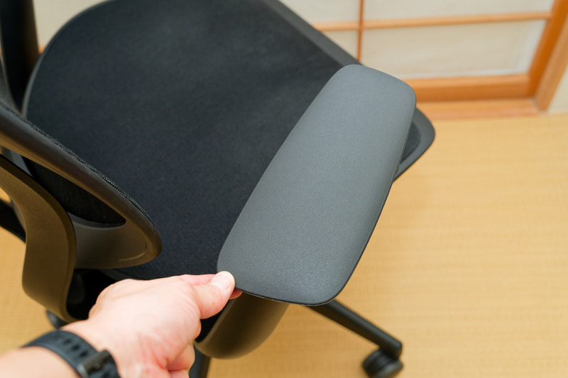 前後左右にスライドさせるようにして動かせる「4Dアーム」