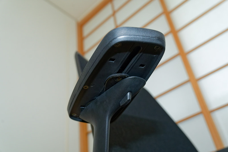 前後左右にスライドさせるようにして動かせる「4Dアーム」