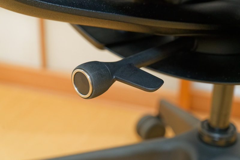 レバーでチェア全体の高さ調節、先端を回転させるとロッキングのオン/オフ