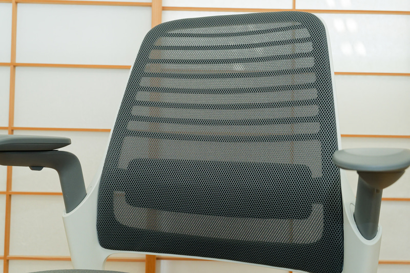 背もたれはメッシュ