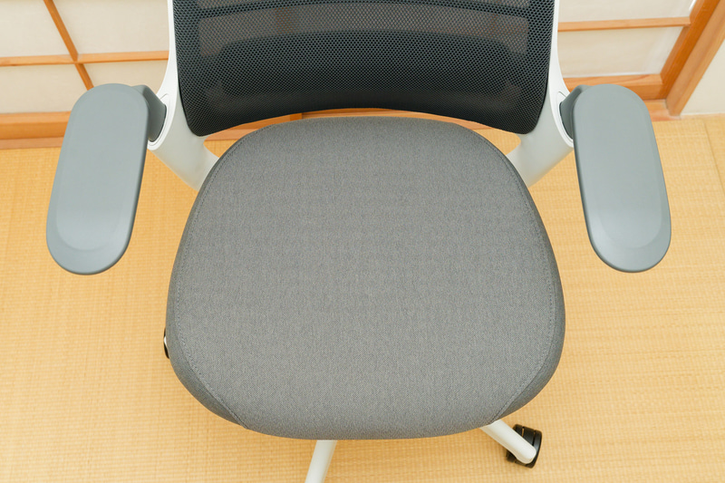 座面裏にあるレバーを操作することで前後位置の調節が可能