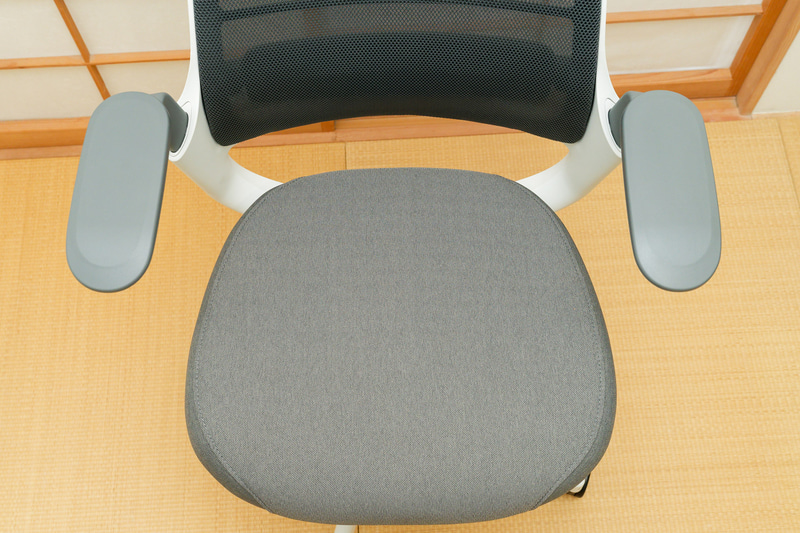 座面裏にあるレバーを操作することで前後位置の調節が可能