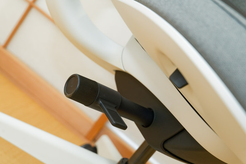 左に見えるレバーとダイヤルが高さ調節とロッキングのオン/オフ切り替え、右の黒いレバーが前後位置調節用