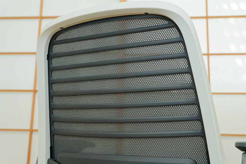 背面側にある「LiveBackフレクサー」が背骨の形状に沿って身体を支える