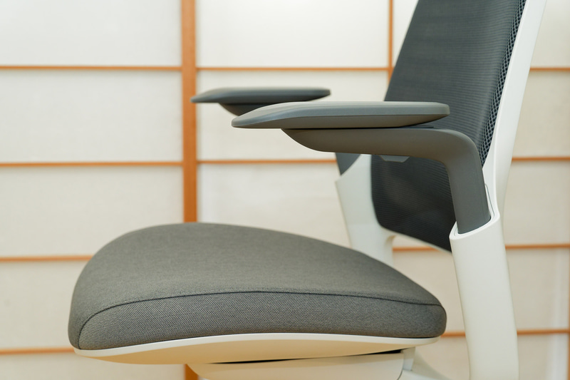 アームレストが邪魔にならない設計