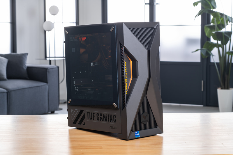 今回試用したのはTUF Gaming T500 T500MVの最上位モデル(型番: T500MV-13620H448W)で、Core i7-13620H、GeForce RTX 5060 Tiを搭載。直販価格27万9,800円で、価格を落とした同5060搭載モデルなどもある