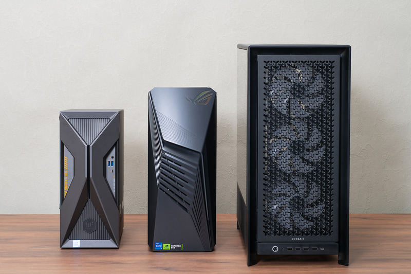 真ん中はミドルタワー、右はフルタワーの筐体
