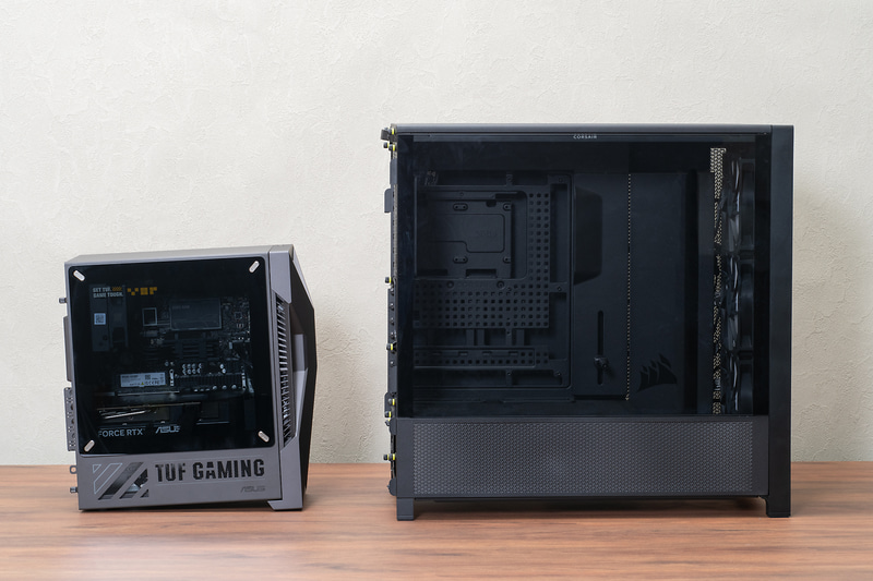 一般的なフルタワーの筐体と比べて幅も奥行きも高さも圧倒的に短い