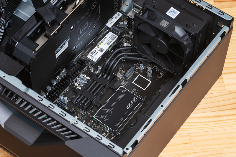 3本のヒートパイプでCPUの熱を背面のヒートシンク付きファンに移動させて冷却する。ノート向けCPUだからこそできる冷却機構だ