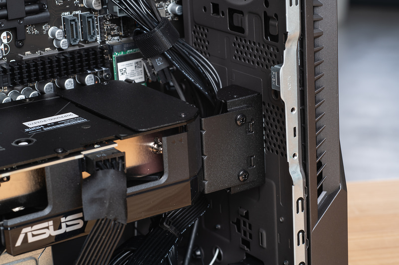 サポートステイでガッチリ固定されており、移動や設置も安心して行なえる